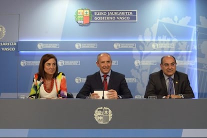 El portavoz del Gobierno, Josu Erkoreka, flanqueado por los consejeros Cristina Uriarte y Jon Darpón.
