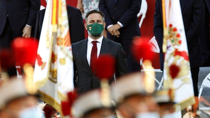 O líder do Vox, Santiago Abascal, assiste ao desfile militar de 12 de outubro no Passeio de La Castellana, em Madri, durante o Dia da Festa Nacional espanhola.