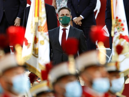 El líder de Vox Santiago Abascal, asiste al desfile militar del 12 de Octubre en el Paseo de la Castellana en Madrid durante el Día de la Fiesta Nacional.