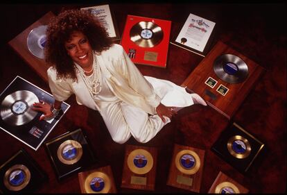 Mary Wilson y su colección de discos de oro y platino, en un hotel de Los Ángeles en 1985.