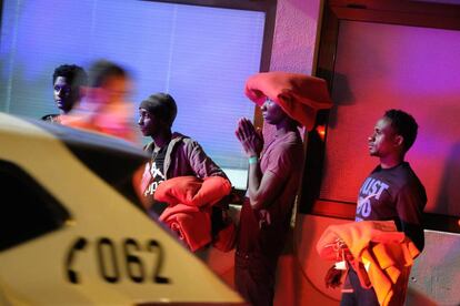 Llegada de inmigrantes, entre ellos varios menores, a la playa de Gran Tarajal, en Fuerteventura.