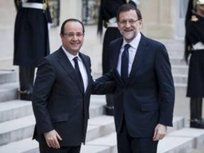 El presidente francés François Hollande (izda) recibe al presidente del Gobierno español, Mariano Rajoy, a su llegada al Palacio del Elíseo de París (Francia), el 26 de marzo pasado. EFE/Archivo