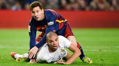 Messi y Pepe durante el &uacute;ltimo cl&aacute;sico en el Camp Nou.