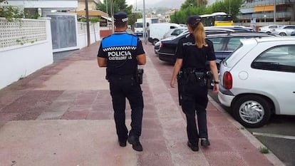 Un policía local camina junto a una agente del Cuerpo Nacional de Policía.