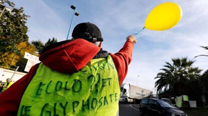 Un chaleco amarillo protesta en Antibes (Francia).
