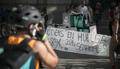 Manifestaci&oacute;n de repartidores de Deliveroo, ayer en Barcelona