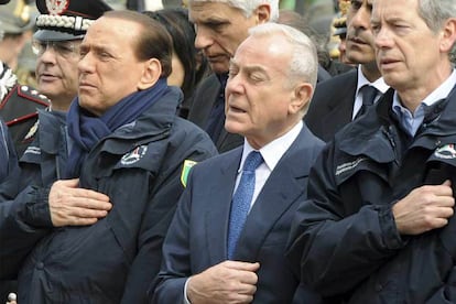 Berlusconi, con los viceministros Gianni Letta y Guido Bertolaso, en L&#39;Aquila tras el seísmo de 2009.