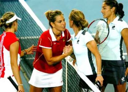 Arantxa Sánchez y Anabel Medina felicitan a sus vencedoras, Paola Suárez y Patricia Tarabini.