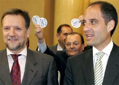 Los presidentes de Aragón, Marcelino Iglesias, y la Comunidad Valenciana, Francisco Camps, en el Senado. Detrás de ellos, algunos representantes autonómicos exhiben pegatinas en las que se lee "agua para todos".