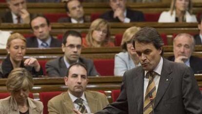 Artur Mas, de pie, se dirige al presidente José Montilla.