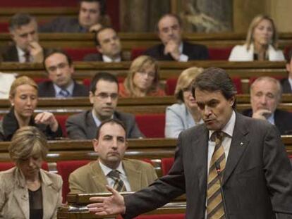 Artur Mas, de pie, se dirige al presidente José Montilla.