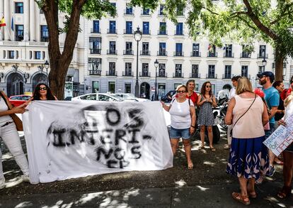 Profesores que eran del antiguos grupo de profesores técnicos de formación profesional protestan frente a la Consejería de Educación para que se les cuente toda su experiencia profesional en los baremos de las oposiciones.