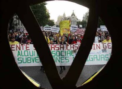 Cabecera de la manifestación que ayer recorrió el centro de Madrid en contra de la carestía de los pisos.