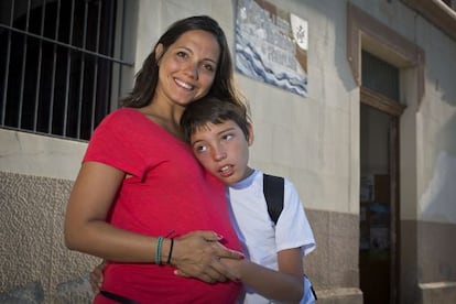 Lola Calvente, junto a su hijo Joaqu&iacute;n antes de entrar en la escuela en el &uacute;ltimo d&iacute;a de clase. 