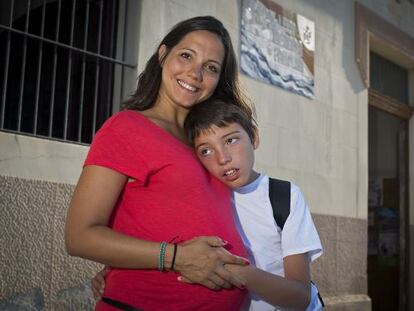 Lola Calvente, junto a su hijo Joaqu&iacute;n antes de entrar en la escuela en el &uacute;ltimo d&iacute;a de clase. 