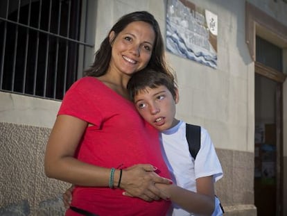 Lola Calvente, junto a su hijo Joaqu&iacute;n antes de entrar en la escuela en el &uacute;ltimo d&iacute;a de clase. 