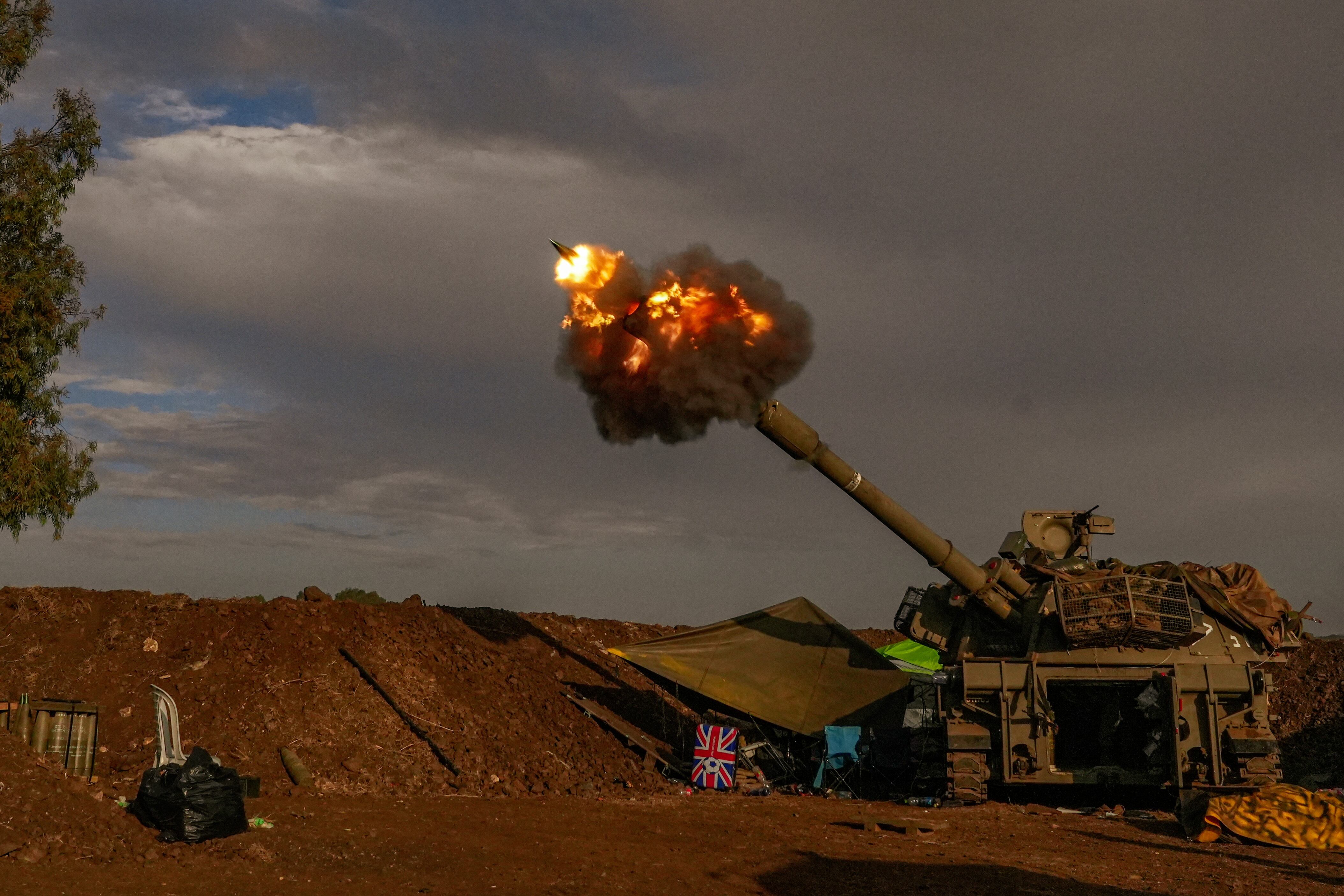 Artillería israelí dispara durante un ejercicio militar en los Altos del Golán junto a la frontera con Líbano. 