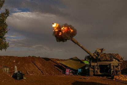 Artillería israelí dispara durante un ejercicio militar en los Altos del Golán junto a la frontera con Líbano. 