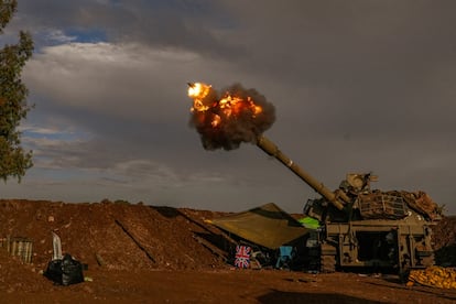 Artillería israelí dispara durante un ejercicio militar en los Altos del Golán junto a la frontera con Líbano.
