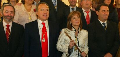 Los exalcaldes Pilar Sánchez y Pedro Pacheco (corbata roja), en 2005.