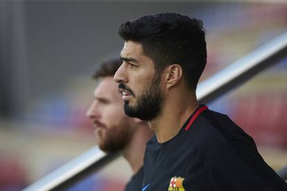 El uruguayo Luis Suárez y el argentino Leo Messi durante el entrenamiento que el FC Barcelona. EFE/Alejandro García