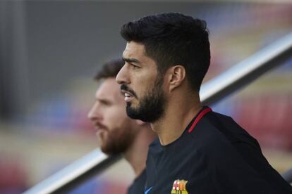 El uruguayo Luis Su&aacute;rez y el argentino Leo Messi durante el entrenamiento que el FC Barcelona. EFE/Alejandro Garc&iacute;a