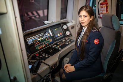 María Yakovleva, en la cabina de uno de los trenes del metro de Moscú.