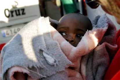 Uno de los tres niños pequeños que viajaban en la patera junto al babé fallecido por hipotermia.