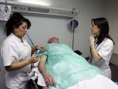 Enfermeras atendiendo a un paciente en urgencias del hospital de Bellvitge, en L'Hospitalet.