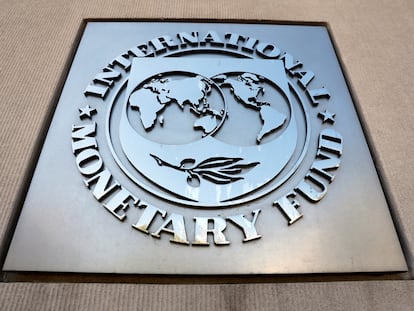 El logo del FMI, en la sede de la institución en Washington D.C. (EE UU), en una imagen de archivo.