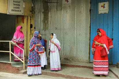 Mujeres Bohra junto al mausoleo Raudat Tahera.