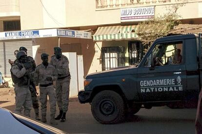 Forces de seguretat a prop de l'hote Radisson a Bamako, Mali.