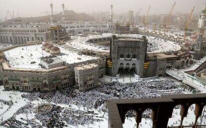 Peregrinos musulmanes se reúnen para rezar en la Gran Mezquita en la ciudad sagrada de La Meca, (Arabia Saudita), el 6 de agosto de 2019, antes del inicio de la peregrinación anual al Hajj.