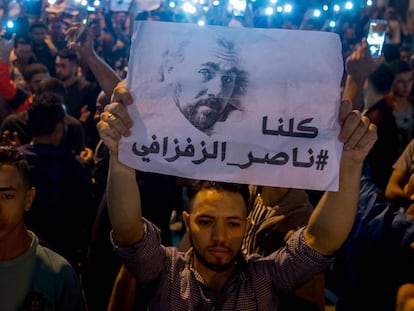 Un manifestante alza una pancarta con el rostro de Nasser Zafzafi.