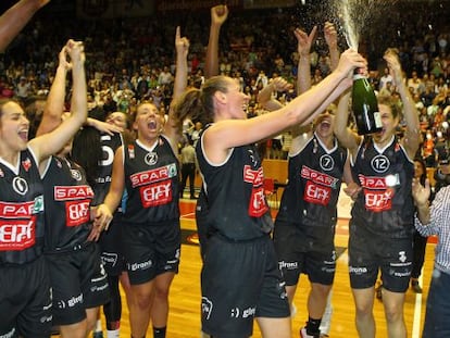 Las jugadoras del Uni Girona celebran el t&iacute;tulo.