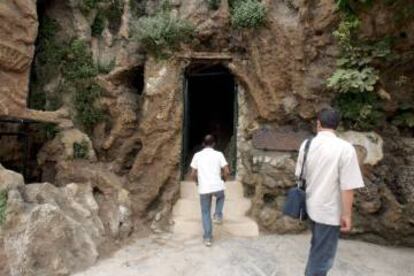 Entrada de la cueva en la que se escondió Cervantes en una de sus fugas.