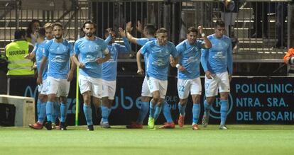 Los jugadores del Ibiza celebran el gol.