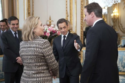 El presidente francés Nicolás Sarkozy, el primer ministro David Cameron y la secretaria de Estado Hillary Clinton conversan hoy en París.