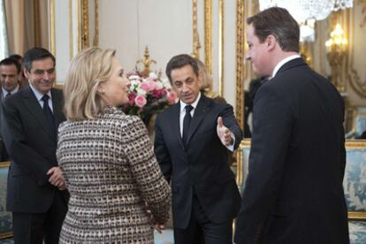 El presidente francés Nicolás Sarkozy, el primer ministro David Cameron y la secretaria de Estado Hillary Clinton conversan hoy en París.