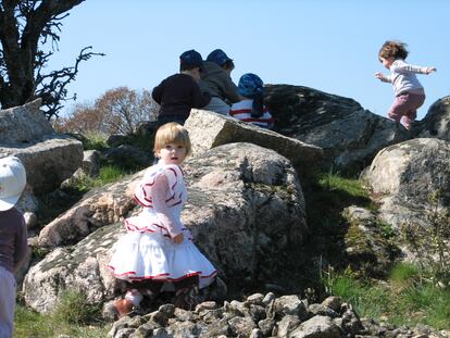 Varios niños juegan libremente en la naturaleza en La Violeta, en Galapagar.