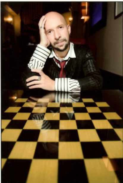 Neil Strauss, se ha encontrado con Leonard Cohen dándole lecciones sobre porno en Internet o con Courtney Love pidiéndole dinero para comida y cocaína.