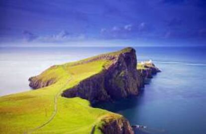 Faro de Neist Point, en la isla de Skye (Escocia).