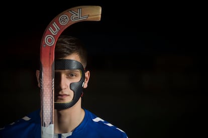 El jugador de Hockey Roger Bars, con la máscara que protege su cara.