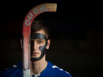 El jugador de Hockey Roger Bars, con la máscara que protege su cara.
