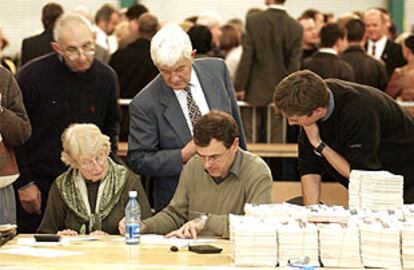 Recuento de votos en un colegio de Dublín.