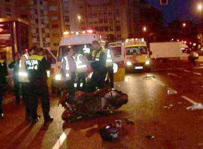 Un motorista muere al empotrar su vehículo contra un camión en la calle de Santa Engracia.