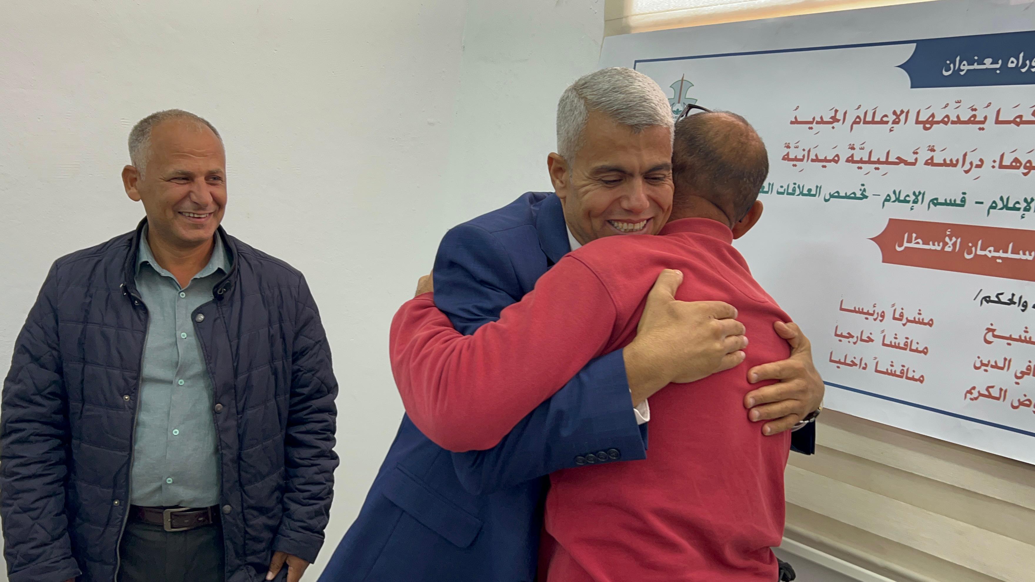 Mohamed Solaimane se abraza con uno de sus amigos, el día de la defensa de su tesis, el 30 de octubre de 2024. Fotografía cedida por el autor.