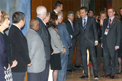 El presidente del Gobierno, José Luis Rodríguez Zapatero, acompañado de la presidenta de la Comunidad de Madrid, Esperanza Aguirre, y del alcalde de la ciudad, Alberto Ruiz Gallardón, momentos antes de su reunión con los miembros de la Comisión de Evaluación del Comité Olímpico Internacional (COI), que se encuentran en Madrid analizando el proyecto de la capital de España para albergar los Juegos Olímpicos de 2012.