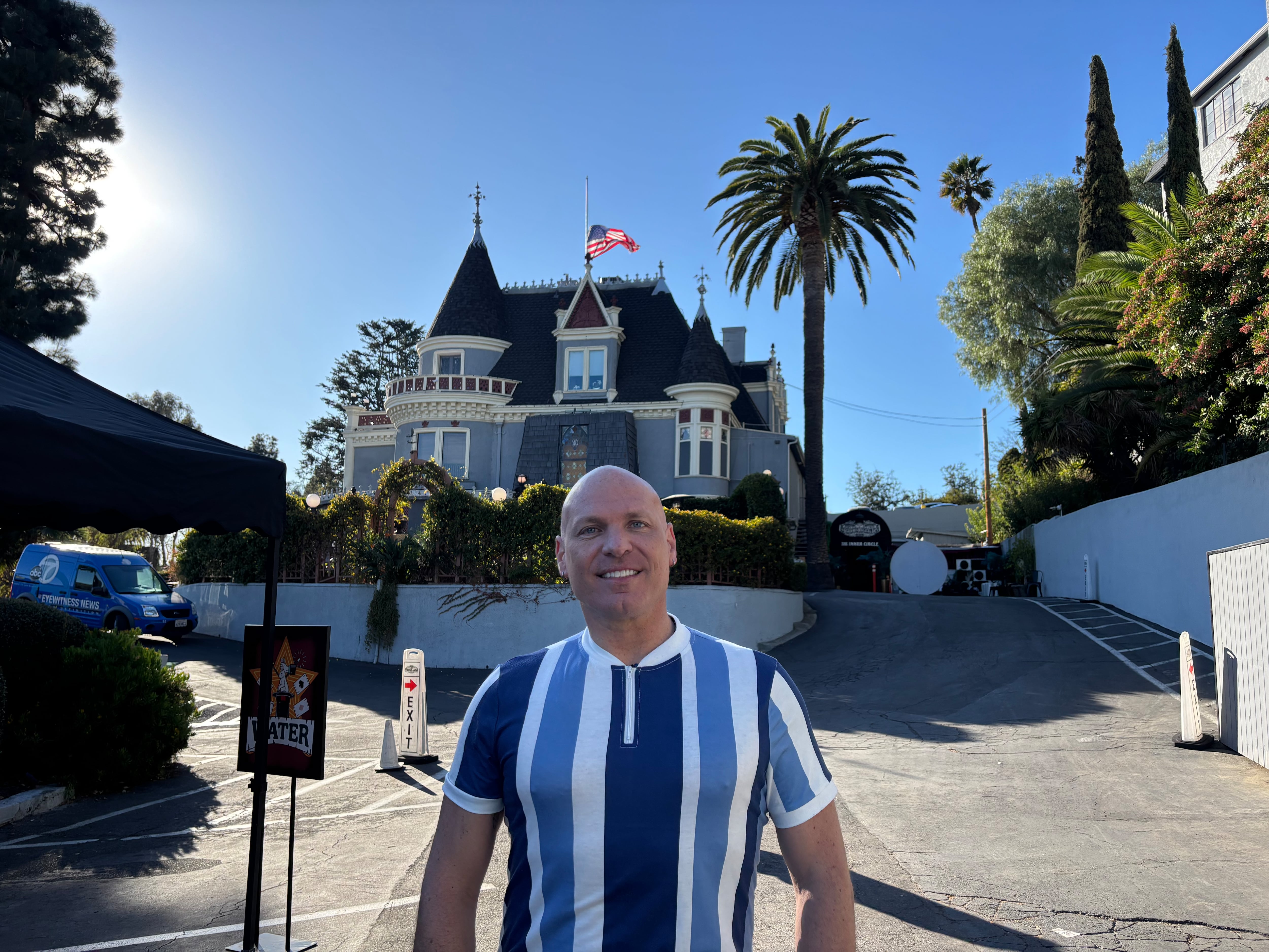 Hervé Levy, administrador del club de magos y restaurante Magic Castle, en Hollywood, durante la recogida de víveres en favor de los incendios de Los Ángeles, el 14 de enero de 2025.