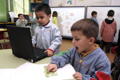 Ordenadores y pizarras digitales en la escuela rural de Ponteceso (A Coruña).